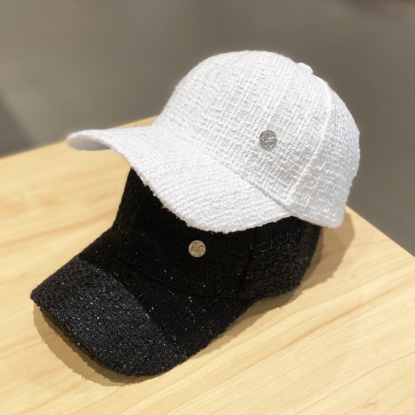 Női sapka napellenzővel és fém elemmel