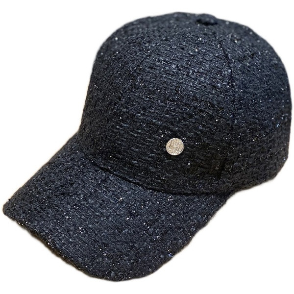 Női sapka napellenzővel és fém elemmel