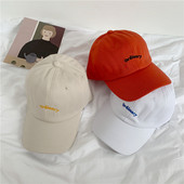 Alkalmi sapka napellenzővel és hímzéssel unisex modellel