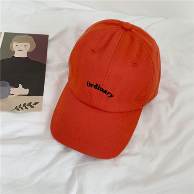 Alkalmi sapka napellenzővel és hímzéssel unisex modellel