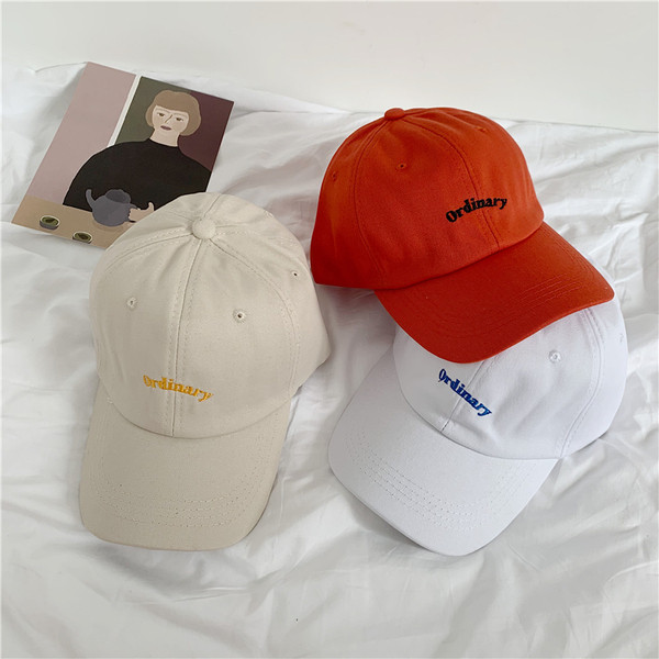 Alkalmi sapka napellenzővel és hímzéssel unisex modellel