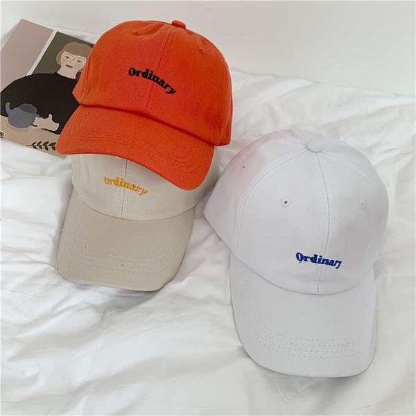 Alkalmi sapka napellenzővel és hímzéssel unisex modellel