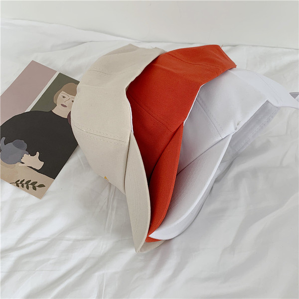 Alkalmi sapka napellenzővel és hímzéssel unisex modellel