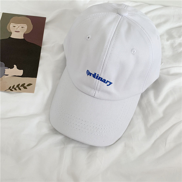 Alkalmi sapka napellenzővel és hímzéssel unisex modellel