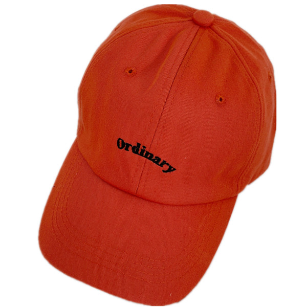 Alkalmi sapka napellenzővel és hímzéssel unisex modellel