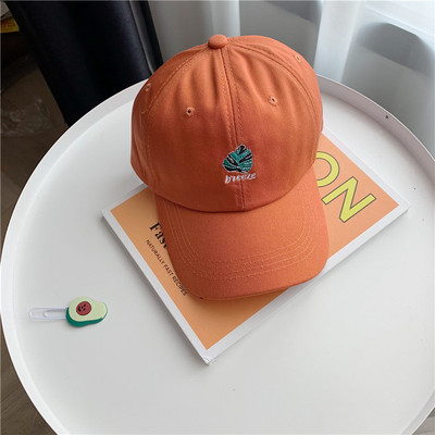 Uniszex sapka napellenzővel és hímzett felirattal