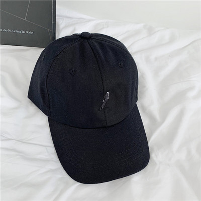 Uniszex sapka napellenzővel és hímzett felirattal