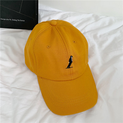 Uniszex sapka napellenzővel és hímzett felirattal