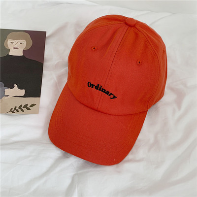 Uniszex sapka napellenzővel és hímzett felirattal