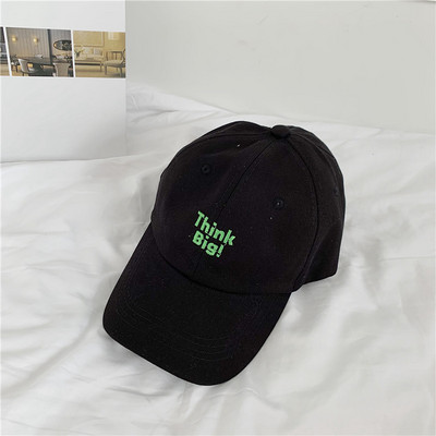 Uniszex sapka napellenzővel és hímzett felirattal