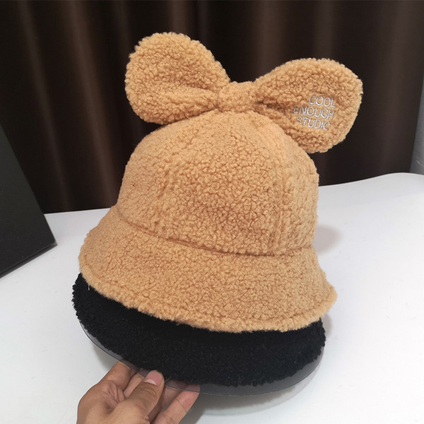 Női sapka szalaggal és kövekkel több színben