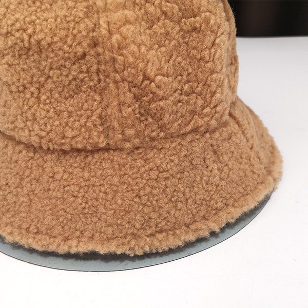 Női sapka szalaggal és kövekkel több színben