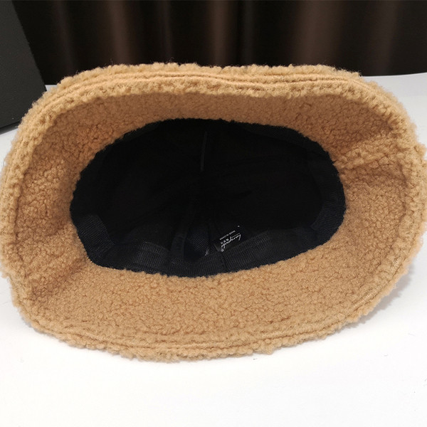 Női sapka szalaggal és kövekkel több színben