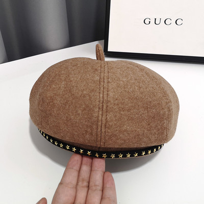 Jelenlegi téli barett típusú sapka fém elemekkel