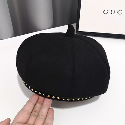 Jelenlegi téli barett típusú sapka fém elemekkel