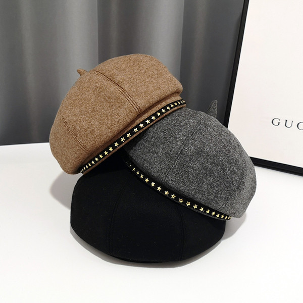 Jelenlegi téli barett típusú sapka fém elemekkel