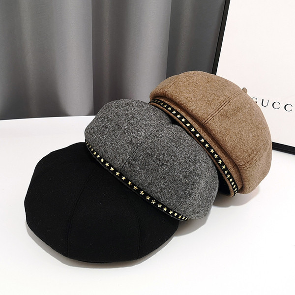 Jelenlegi téli barett típusú sapka fém elemekkel