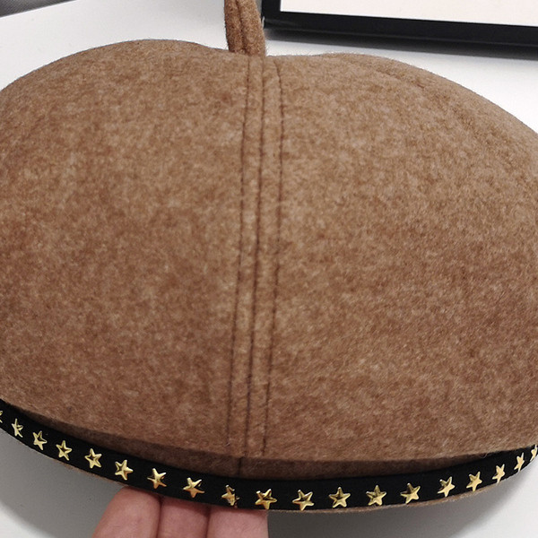 Jelenlegi téli barett típusú sapka fém elemekkel