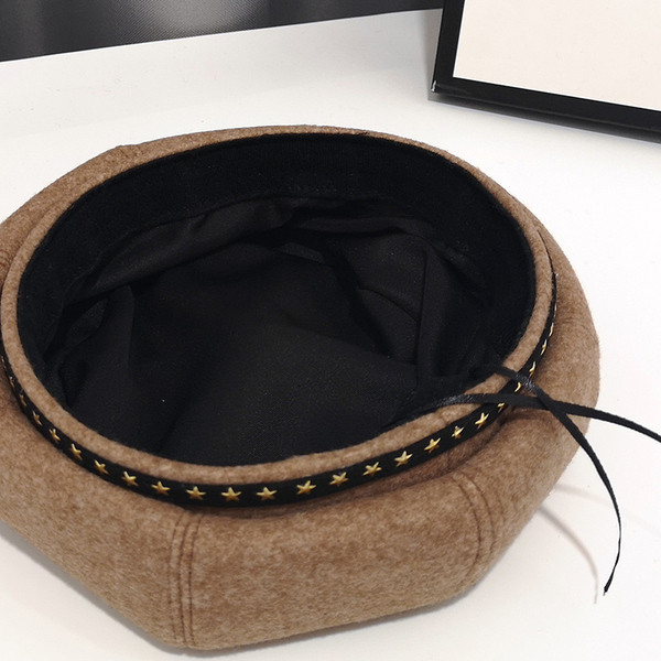 Jelenlegi téli barett típusú sapka fém elemekkel