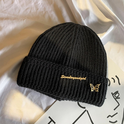 Kötött női sapka fém elemekkel