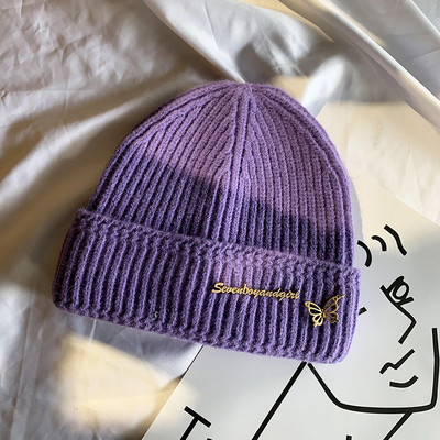 Kötött női sapka fém elemekkel