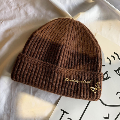 Kötött női sapka fém elemekkel