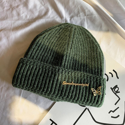 Kötött női sapka fém elemekkel