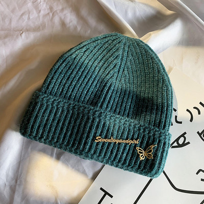 Kötött női sapka fém elemekkel