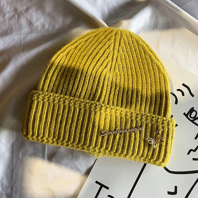 Kötött női sapka fém elemekkel