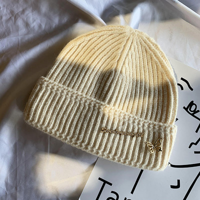 Kötött női sapka fém elemekkel