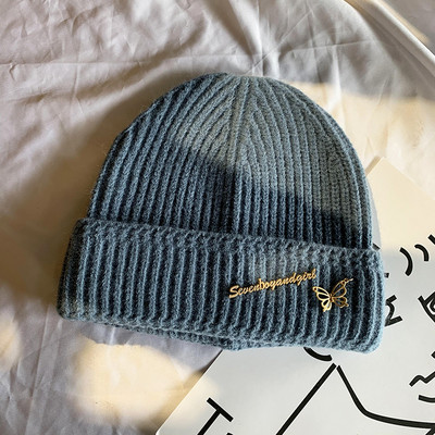 Kötött női sapka fém elemekkel