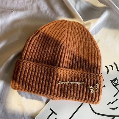 Kötött női sapka fém elemekkel