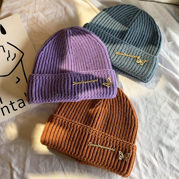 Kötött női sapka fém elemekkel