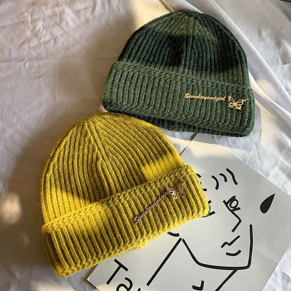 Kötött női sapka fém elemekkel