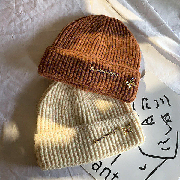 Kötött női sapka fém elemekkel