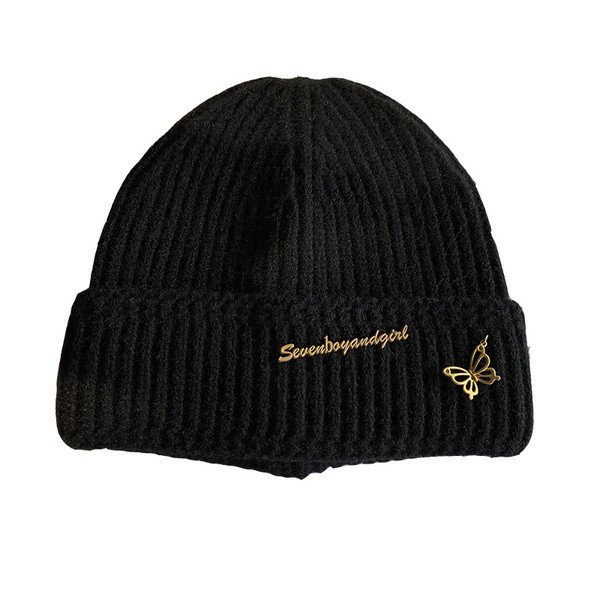 Kötött női sapka fém elemekkel