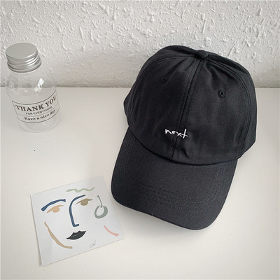 Textil sapka napellenzővel és hímzéssel