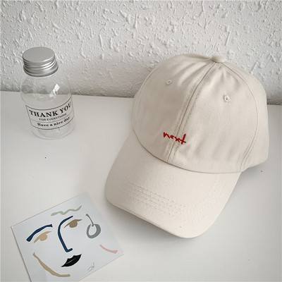 Textil sapka napellenzővel és hímzéssel