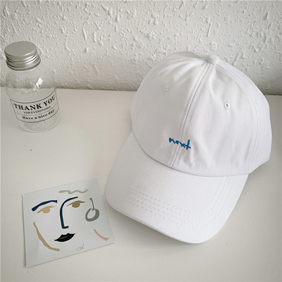 Textil sapka napellenzővel és hímzéssel