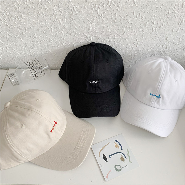 Textil sapka napellenzővel és hímzéssel