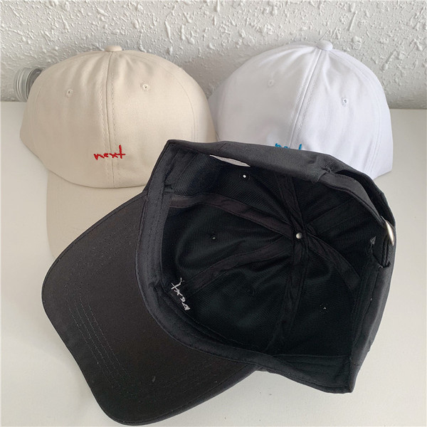 Textil sapka napellenzővel és hímzéssel