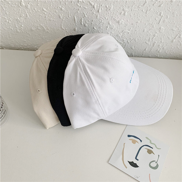 Textil sapka napellenzővel és hímzéssel