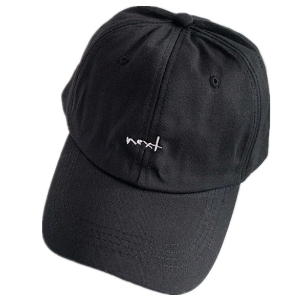 Textil sapka napellenzővel és hímzéssel