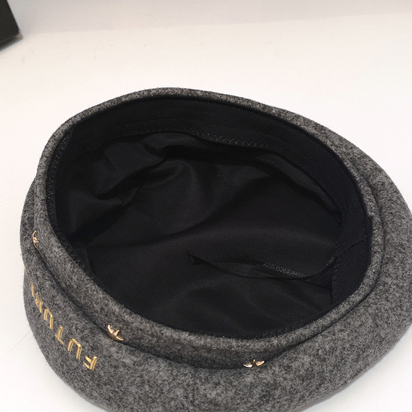 Női gyapjú sapka felirattal - barett típusú