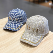 Női sapka fém felirattal