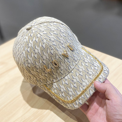 Női sapka fém felirattal