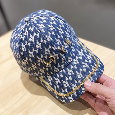 Női sapka fém felirattal