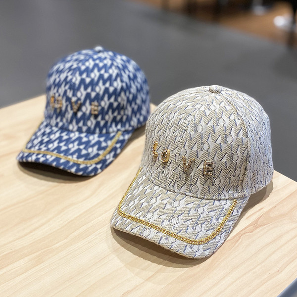 Női sapka fém felirattal