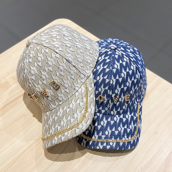 Női sapka fém felirattal