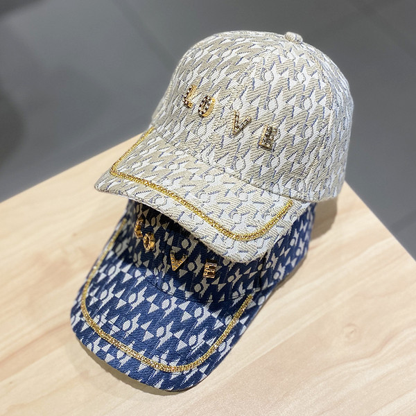 Női sapka fém felirattal